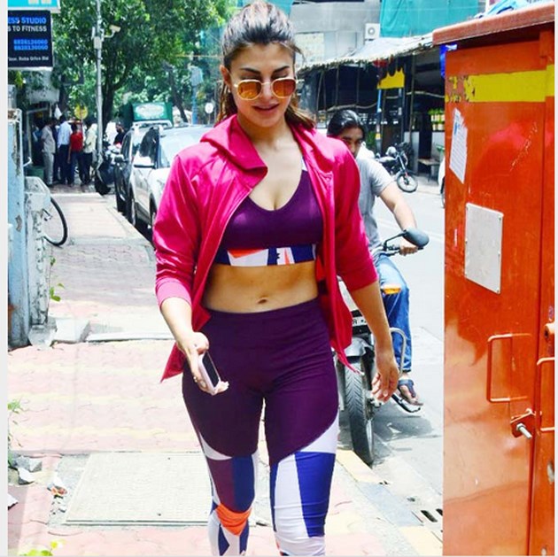 Jacqueline Fernandez cleavage pics in gym dress