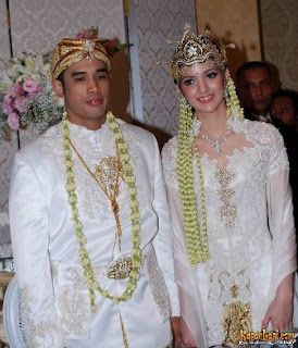 gaun kebaya pengantin artis Nia Ramadhani