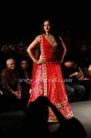 Sonakshi, Sinha, walks, the, ramp, for, Jyotsna, Tiwari, at, the, Aamby, Valley, Bridal, Fashion, Week