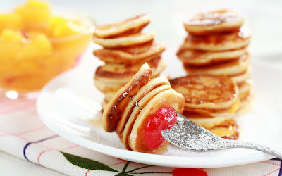 Ricos mini hot cakes embueltos en miel