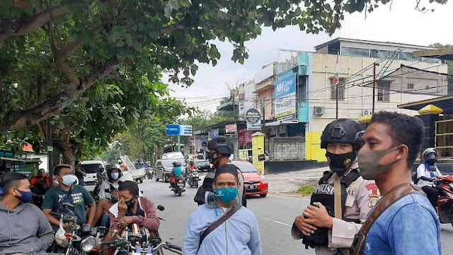 Patroli Lokasi Umum, Brimob Polda Kaltim Sampaikan Pentingnya Masker