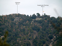 Vista del Turó de l'Enclusa obtinguda amb el teleobjectu des de la pujada al Collet del Castell