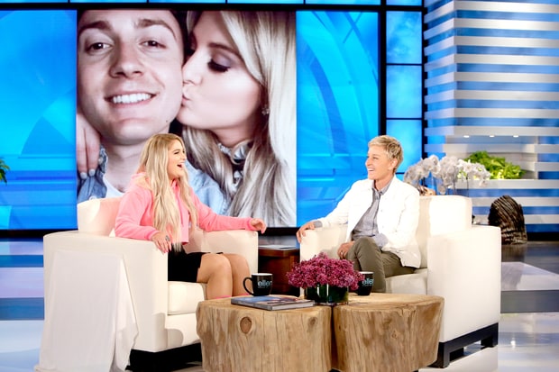 Foto de la entrevista de Ellen DeGeneres a Meghan Trainor donde cuenta que aprendió lengua de signos tras su cirugía vocal