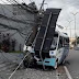 Micro-ônibus de rota perde controle e arranca poste na avenida Darcy Vargas
