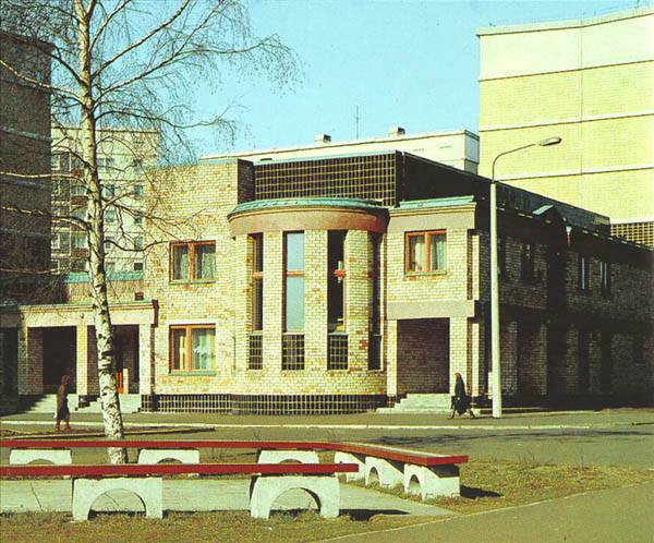 Vladimirs Neilands. Veļas mazgātavas ēka Zolitūdē, 1988 (projekts - 1984). Attēls no grāmatas Rīgas arhitektūra (1989)