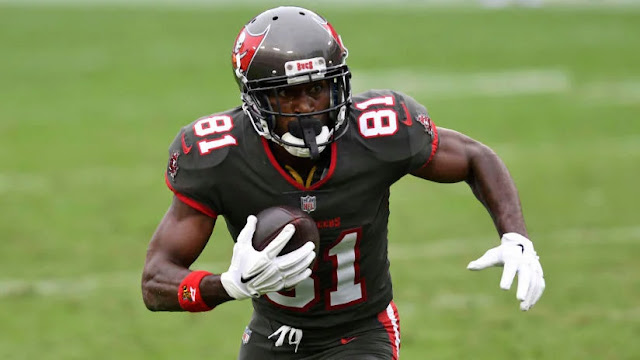 Antonio Brown re-signing with Buccaneers on one-year deal