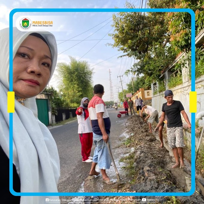 Lurah Mangga Besar Asniliaty, S.Si, M.Si Bersama Perangkat Kelurahan Serta RT/RW Dan Ketua LPM Melakukan Gotong Royong Dan Membenahi Saluran Drainase Untuk Mengantisipasi Luapan Air Hujan 