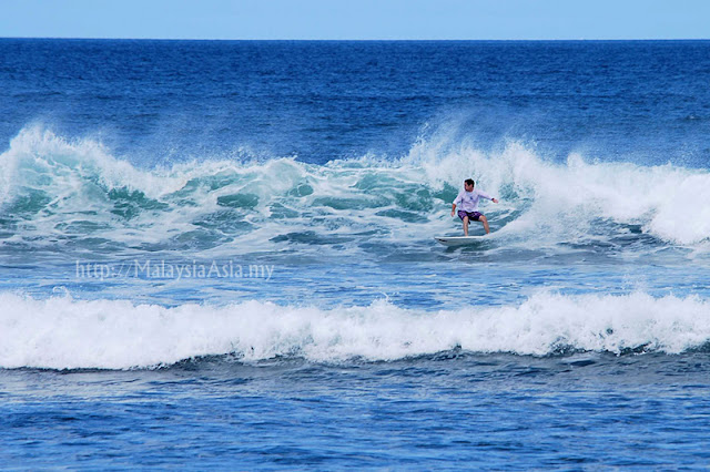 Surfing Echo Beach Bali