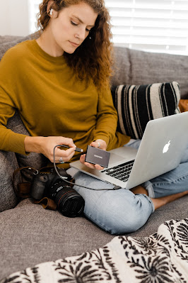 Mujer conectando un disco duro externo