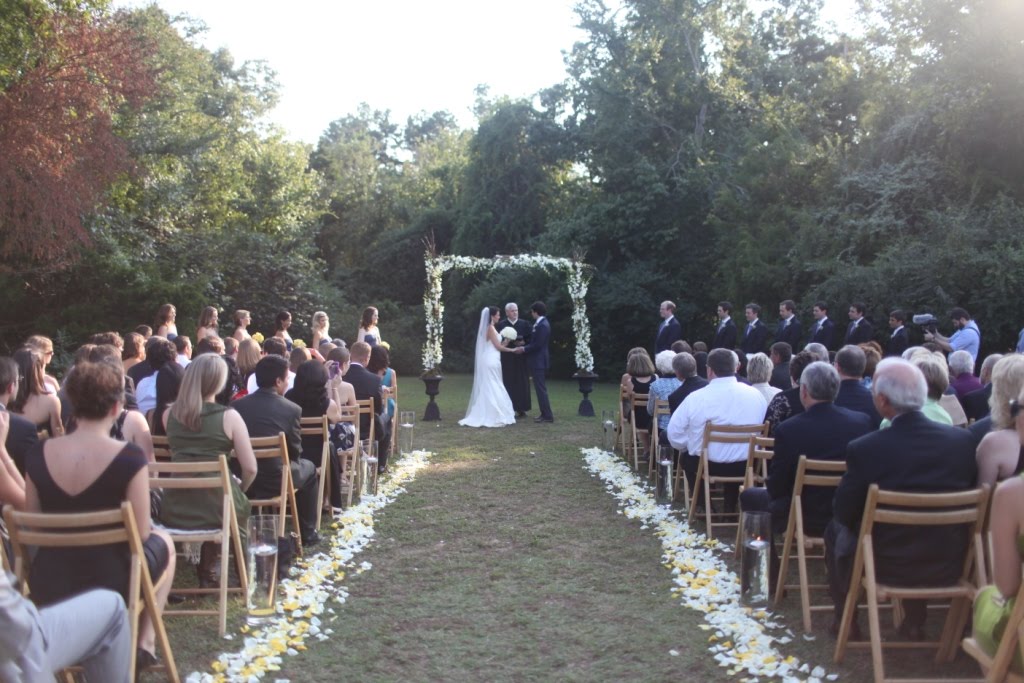 The simple square arch was a gorgeous pop of bright white in front of the 