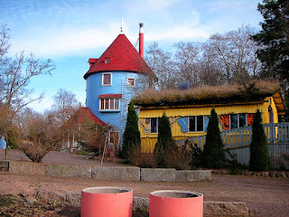 La casa azul de los Moomin y la casa de Hemulen, en Moomin World (Naantali)