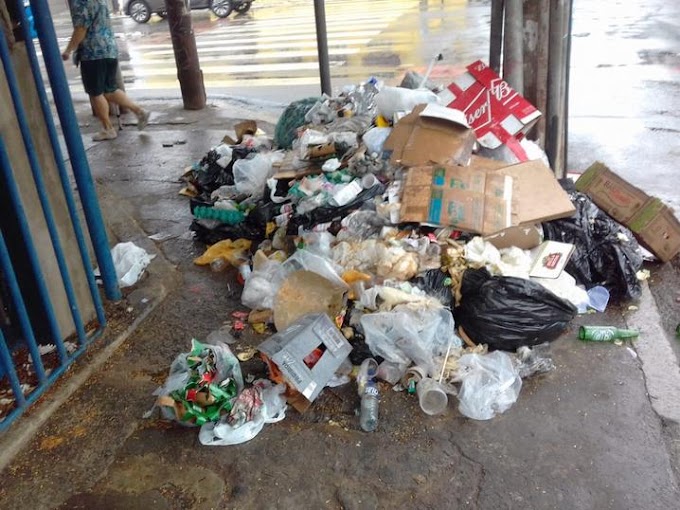 Lixão em uma das ruas mais movimentadas do bairro. Isso é uma vergonha, cadê a prefeitura? 