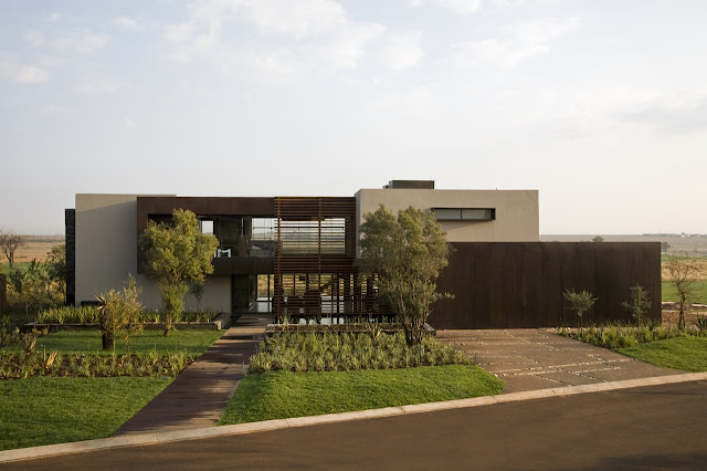 Modern Serengeti House by Nico van der Meulen Architects as seen from the street 
