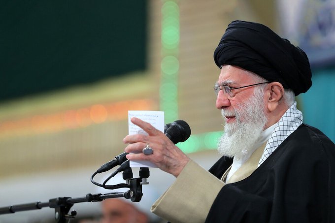 O terrorista iraniano Ali Khamenei , no X , escreveu que "o regime usurpador sionista está chegando ao fim"
