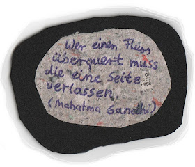 Tischdekoration aus Bastelkarton mit Spruch von Mahatma Ghandi