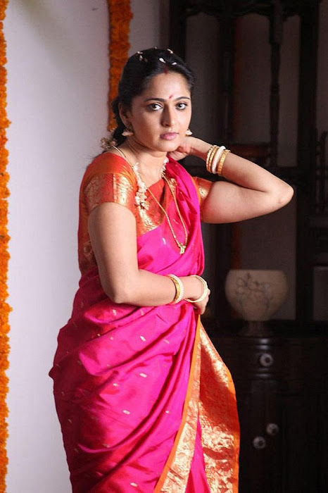 anushka in thandavam