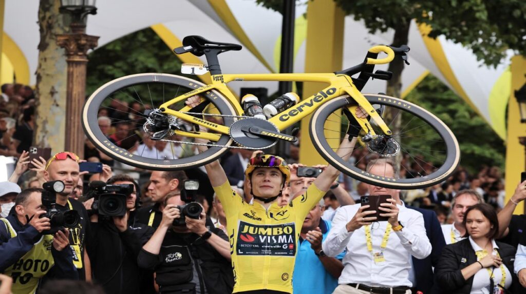 Vingegaard revalidó en París su corona del Tour de Francia