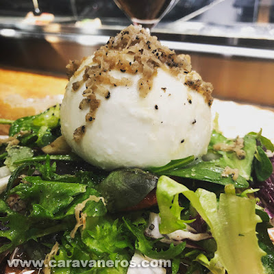 Ensalada Burrata con rúcula y tomate seco. La oveja negra | caravaneros.com