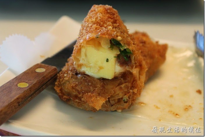 高雄-頭前園土雞城休閒餐廳。黃金紙包豆腐，NT150。個人推薦這道料理，除了外皮酥脆之外，裡頭的內餡有一塊嫩豆腐、肉鬆以及香菜，真的不能只看其外表，吃到內裡會讓你的嘴巴覺得驚豔。 