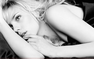 Scarlett Johansson_Wallpaper black and white