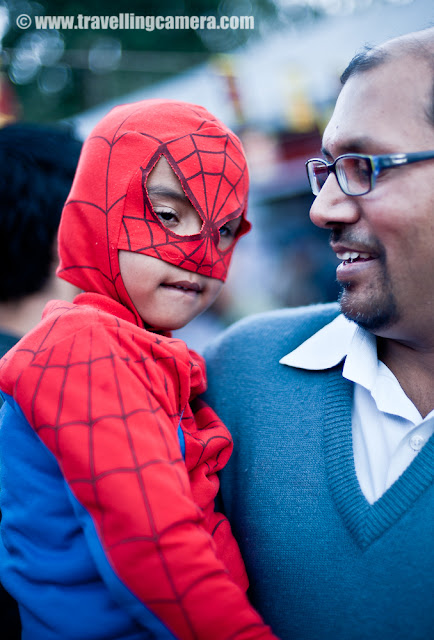 First Indian Comic con 2011 entices young and oldIndia’s first ever Comic Convention held at Dilli Haat, New Delhi in February 2011 was a feastfor everyone’s eyes who has ever possessed a comic book or loves to read them, which washosted by the Twenty Onwards Media. The enthusiasm was such that fans were dressed up intheir favourite hero costumes such as Chacha Chaudhary, Wolverine, Lord Krishna, Spiderman,Zombie, Kalki, Crime Master Gogo, Batman, Harley Quinn and many more as special prizeswere given to those dressed at their best. People were more than eager to get their photographsclicked with their beloved heroes. A gala event whose participants included well knownpublication houses such as Amar Chitra Katha, Diamond Comics, Manta Ray, Level 10 andmany new publishers who are now coming up with new and latest comic characters.An event which was attended by more than 15,000 people during the two days on 19-20February, it was not just the children who were excited but parents and elderly folk were equallyhapy to roam around the stalls enquiring about the comical characters and their stories. Theongoing workshops, interactive sessions, interviews, live displays by animation companies, andspeeches by various comic book artists, animation experts and writers was enough to capture theimagination of all those present. A few animation and multi-media productions houses had alsoset up their stalls where they conduct animation design, creation and future ofanimation industry in India. Cartoon artists too could be seen conducting workshops for childrenand animation academies were sharing information about new software along with animationcourse being offered.This occasion also offered the perfect opportunity to those who wish to pursue a future inexploring their creative sides and joining course in animation drawing and graphics. People likeus who have grown up reading Chacha Chaudhary, Phantom and Amar Chitra Katha couldn’thelp but think how the world of comics has advanced so much in the last decade. It was quiteamazng to see how the publishers are coming up with new ideas to foretell Indian history,society and cultural values to educate the children by using such comical means.The bad weather and heavy rains could not dampen the spirit of those attending the fair as theeagerness to learn something new was quite evident among the people. Kids dressed up in comiccharacters were seen running around taking shelter from rain with their undying fortitude to roamthe stalls again once the rain stopped. Well, imagination strikes fast as the hoardings were usedas shelter from rain, an interesting sight to see.The highlight of the event was the presentation of the Life Time Achievement award to AnantPai or lovingly known as Uncle Pai, a renowned educationalist and creator of Indian comics bythe famous cartoonist Pran Kumar Sharma, known for his Chacha Chaudhary comics. But sadlyon 25th February 2011, this renowned creator of Amar Chitra Katha and Tinkle comics died of amassive heart attack leaving a legacy so huge that no one coud ever fathom it.The inaugural year of the first ever Comic con was greatly appreciated as it provided a much-needed dais for publishers, writers, cartoonist and illustrators to interact directly with the fansat an informal level. More is expected in February 2012 as this year saw fans getting massivediscounts on comics and books alike and a place to find particular comics or complete theircollectibles, but then they can expect much more in the coming years as this is just a beginning.