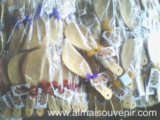 Souvenir pernikahan, souvenir centong kayu, souvenir centong kayu model daun,  souvenir pernikahan murah, souvenir pernikahan unik, souvenir pernikahan bermanfaat