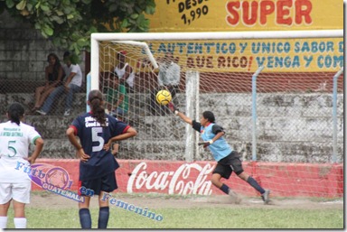 cobro del penal al 11 de juego para Stgo. de los Caballeros. (2)