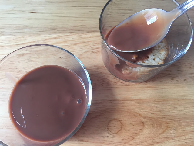 Natillas de chocolate con fresas y nata. Rellenando los vasos con las natillas de chocolate.