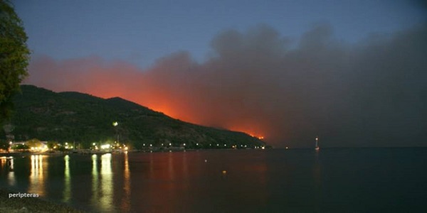 Καίγεται όλη η βόρεια Εύβοια - Οι φλόγες έξω από την Λίμνη απειλούν κατοικημένες περιοχές