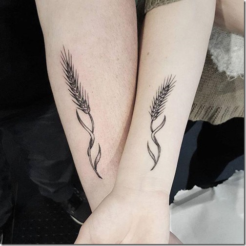 tatuaje_de_la_rama_de_trigo_en_tonos_de_gris_en_la_muñeca