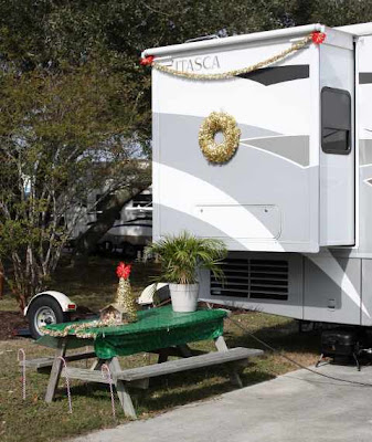 Photo of an Itasca motorhome decorated for Christmas