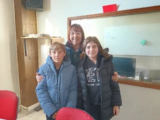 Alunos e professora na Rádio Elmo