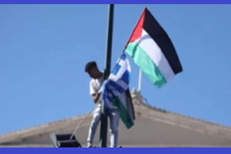  Μέχρι πότε αυτή η ανοχή μας στους λαθρομετανάστες, που ευτελίζουν την περήφανη χώρα μας;;;; Πετάει κάτω την Ελληνική σημαία για να βάλει την Παλαιστινιακή  & δεν αντιδράει κανένας απ το συγκεντρωμένο πλήθος!