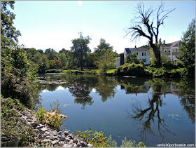 Arroyo Town Brook en el Brewster Garden de Plymouth