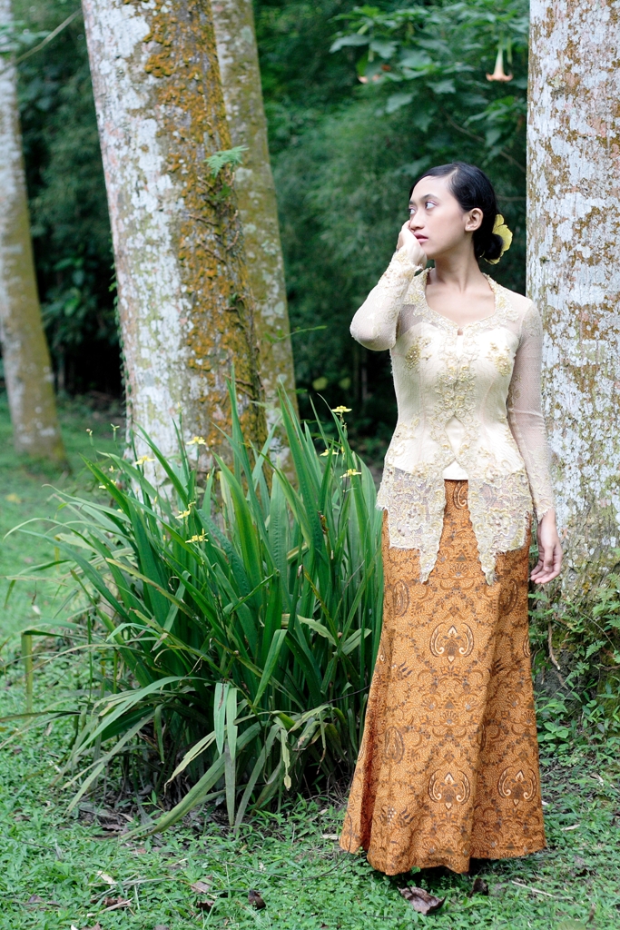 At first kebaya was made to replace old Javanese traditional attire 