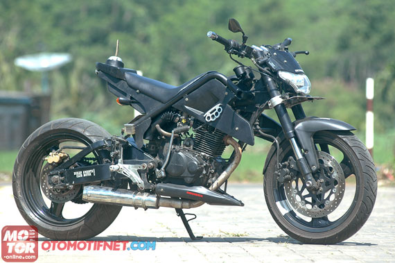 Foto Modifikasi Honda Megapro bergaya supermoto dan streetfighter Rangka asli buritan milik Mega Pro memang terlalu landai. Setelah dikurangi langsung diganti pakai pipa tubular menambahkan Builder hitam bagian samping seputar mesin mengaplikasi upside down eks Aprilia RS125 