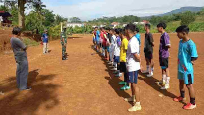 Sertu Namin Babinsa Desa Sadeng Cek Kesiapan Tim Bola Ponpes Mama Bakrisadeng Abah Haji Raod Siap Sukseskan Liga santri Piala Kasad