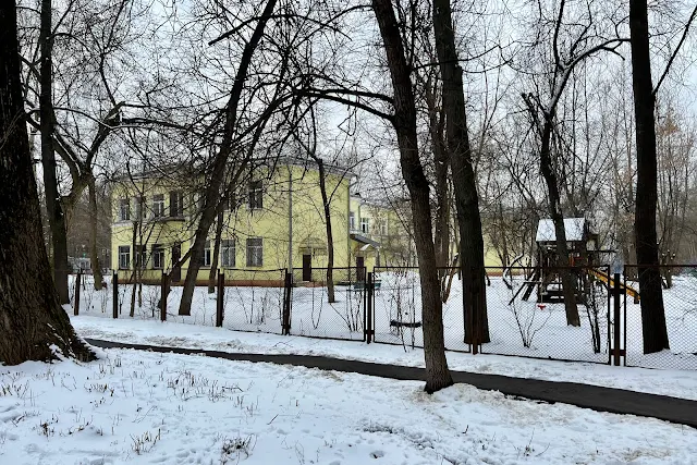 Тимирязевская улица, дворы, детский дом «Павлин» – бывший детский сад № 624 (здание построено в 1939 году)