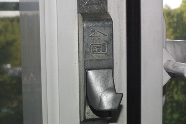 Блокиратор механизма откидывания металлопластикового окна
