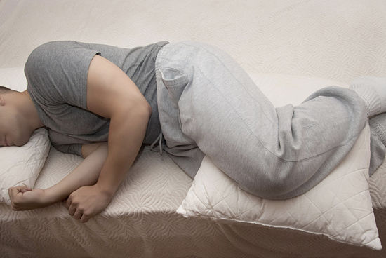 A posição mais saudável para dormir Tem quem prefira dormir de 