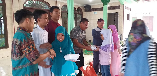 PEKERJA CLEANING SERVIS BERBAGI REZEKI JUMAT BAROKAH DI YAYASAN AL-ISHAQ