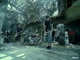  kali ini kita bahas band Punk Rock lagi ya Lirik Stay Together For The Kids - Blink-182, Lagu Penuh Makna Broken Home