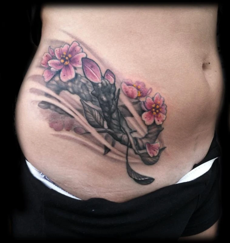 foto de la cadera de una modelo, lleva un tatuaje muy bonito