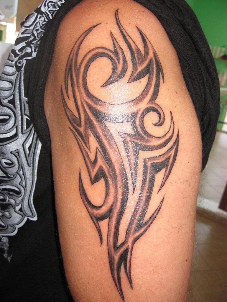 Les tatouages vectoriels sur le bras - Awesome Tribal Tattoo Design On Arm