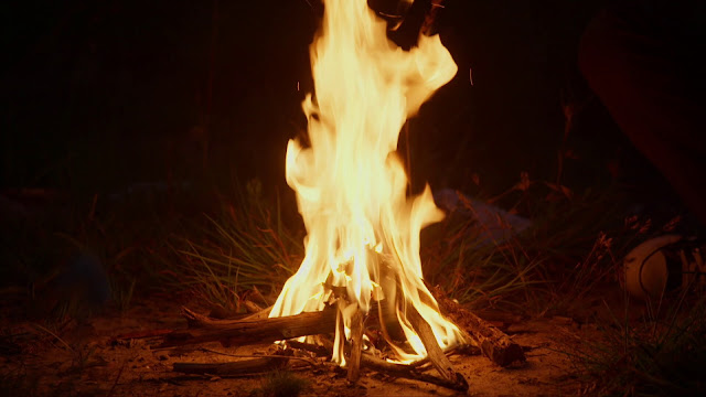 Репрезентативное изображение контролируемых огней, используемых в пещерной системе Homo Naledi
