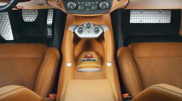 2012 New Ferrari FF - Console Central