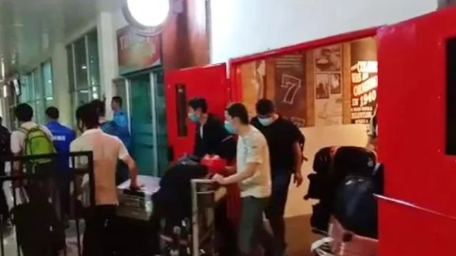 Foto: Dalam video viral yang beredar di medsos tersebut, terlihat TKA asal China memadati pintu keluar bandara. 