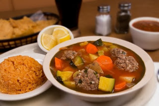 Hidangan soup sehat dengan sosis dan bakso ikan