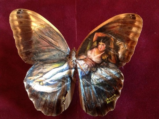 فنان مكسيسكي يرسم لوحاته الفنية على أجنحة الفراشات 