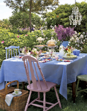 A table setting that would please Alice in Wonderland